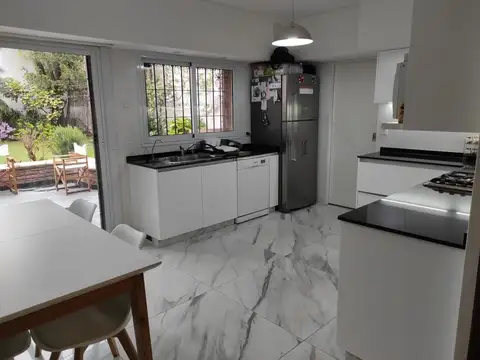 *IMPORTANTE CHALET DE 6 AMB. SOBRE LOTE DE 8,66 X 34