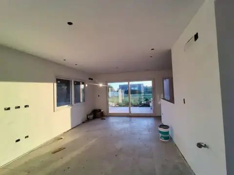 Venta Casa 4 ambientes de 180 m2 con jardín galeria y parrilla en Las Acacias Haras del Sur III