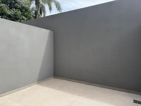 Local comercial en PB con patio y cochera en subsuelo