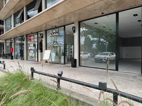 Local comercial en PB con patio y cochera en subsuelo
