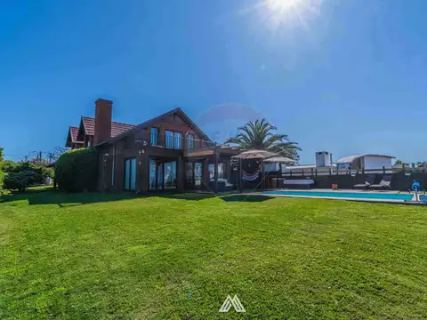 Casa en Alquiler Temporal con 3 cocheras