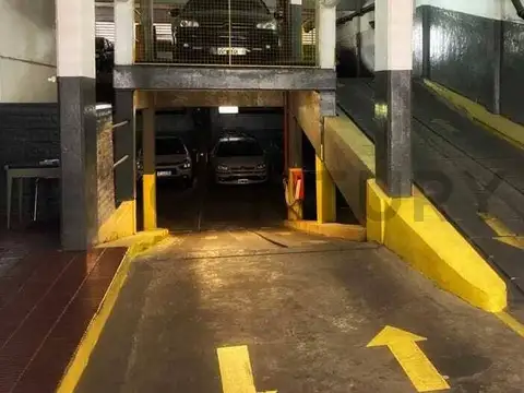 Venta de cochera cubierta y fija en Almagro.