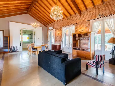 SUNTUOSA CASA ESTILO CAMPO UNICA EN SU ESTILO