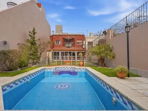 Casa en lote propio con pileta climatizada y 2 cocheras en Agronomia en venta