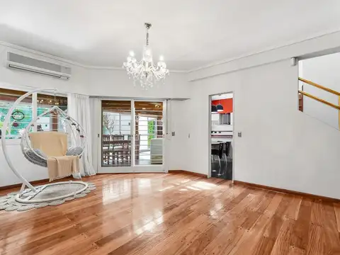 Casa en lote propio con pileta climatizada y 2 cocheras en Agronomia en venta