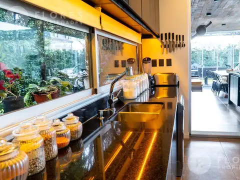 Casa en Alquiler con 3 cocheras