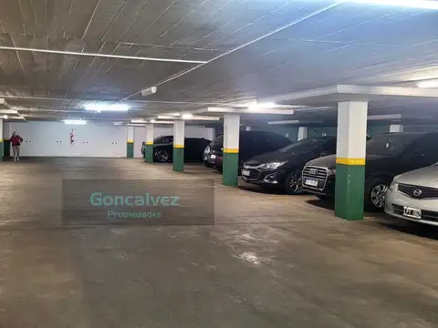 Cochera Fija Cubierta Sobre Av Santa Fe con Porton Automático