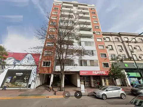 Cochera Fija Cubierta Sobre Av Santa Fe con Porton Automático