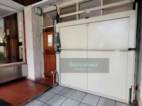 Cochera Fija Cubierta Sobre Av Santa Fe con Porton Automático