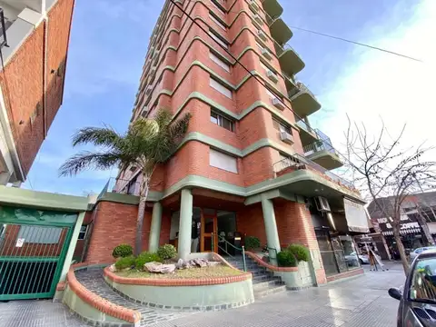 Amplio departamento cuatro ambientes en excelente ubicación.