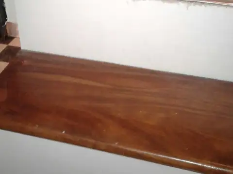 Excelente dúplex en edficio antiguo al frente con balcón
