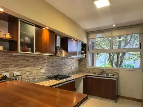 Casa 8 ambientes con 3 baños