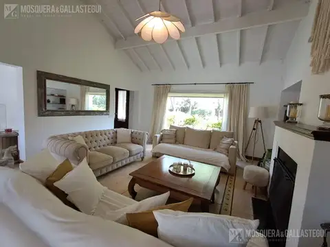 Casa 6 ambientes con 4 baños