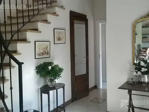 Casa 6 ambientes con 4 baños