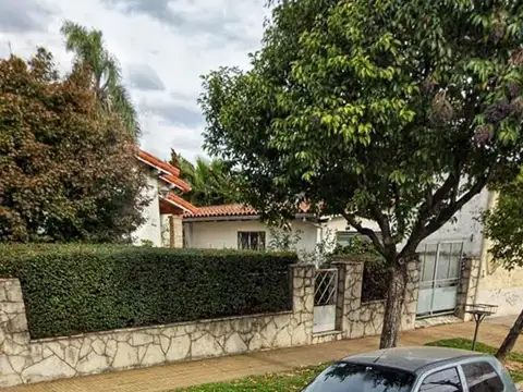 Casa de una planta con amplio fondo verde en 750 mts., villa ballester