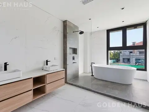 Casa en Venta con 2 cocheras