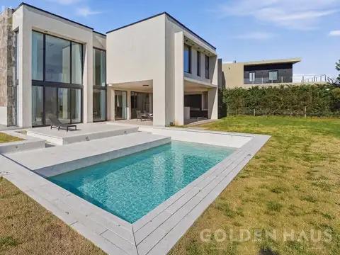 Casa en venta con piscina y 3 dormitorios en suite en Valdevez