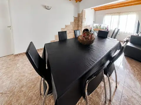 Casa 6 ambientes con 2 baños
