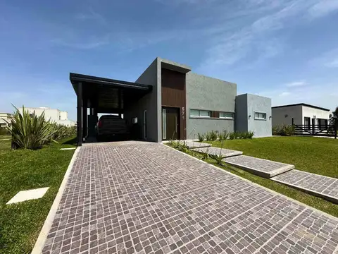 Casa 4 ambientes con 2 baños