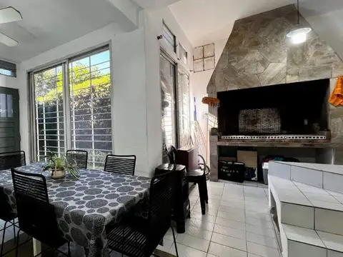 CASA 4 AMBIENTES EN VENTA TEMPERLEY + DEPTO REF