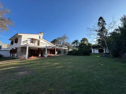 Casa en Venta con 3 cocheras