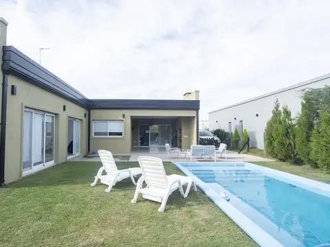Casa en Venta con 4 cocheras