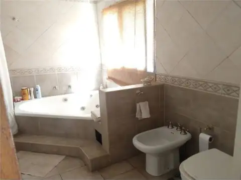 Casa 6 ambientes con 4 baños