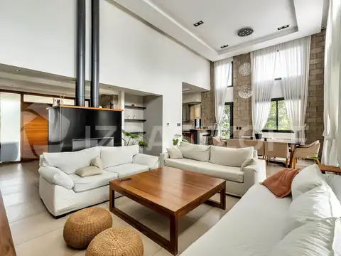 Casa en Venta con 2 cocheras