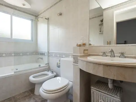 Venta Casa cuatro ambientes  en  Club de Campo La Martona Cañuelas. Totalmente amueblada