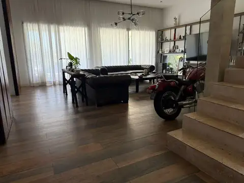 Casa en Alquiler con 4 cocheras