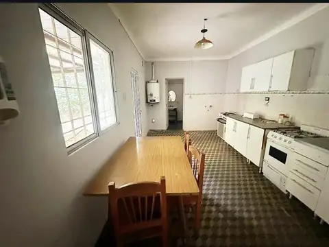 Oportunidad Única en el Centro: Casa Estilo Chorizo con Ampl