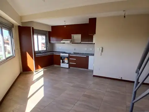 Del Colegio 6300, Piso 1