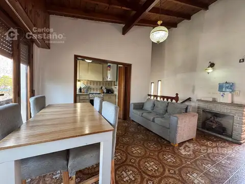 Casa 7 ambientes con 2 baños