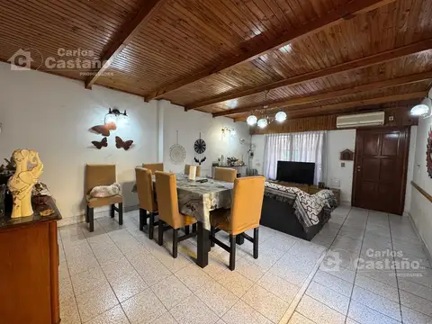 Casa en Buen Estado, Ideal 2 Familias con Garaje, Patio y Terraza