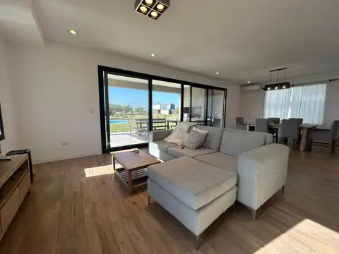 Casa en Venta con 6 cocheras