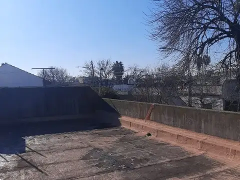 CASA LOTE PROPIO - ESQUINA  - 4 AMBIENTES PATIO PEQUEÑO - GRAN TERRAZA-ESCUCHA OFERTAS