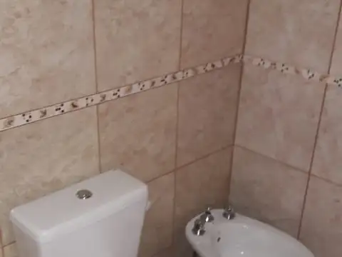 VENTA DPTO 2 AMB. IMPECABLE   CON COCHERA - LATERAL