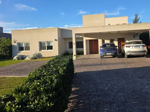 Casa en Venta con 4 cocheras