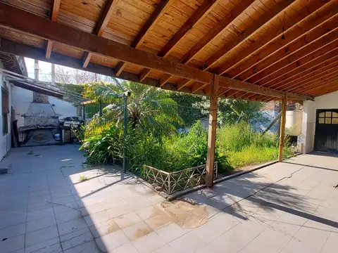 Casa 5 ambientes con 2 baños