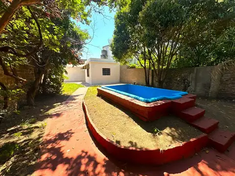 Casa con local cochera y parque con pileta