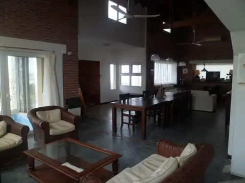 Casa 7 ambientes con 4 baños