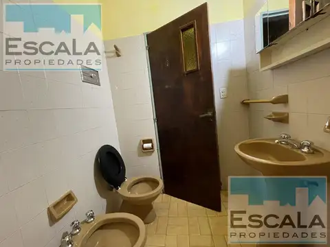 Casa de dos dormitorios con patio y jardín en venta Rosario