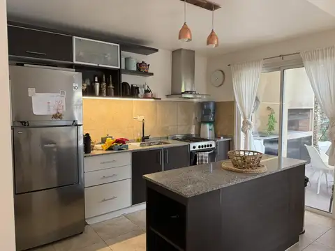Casa en Alquiler con 2 cocheras