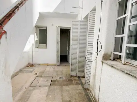 Casa de Pasillo venta Zona Río ideal reciclar a mts de BV. Oroño.