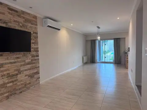 Casa en Venta con 3 cocheras