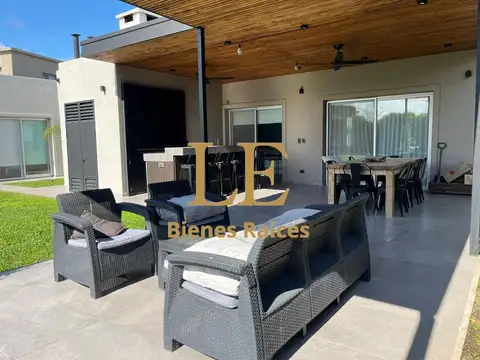 Casa en Venta con 4 cocheras