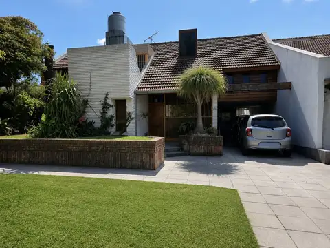 Excelente chalet de diseño,3 dormitorios y piscina en lo mejor del Barrio Inglés . A pasos de ambos colegios ingleses