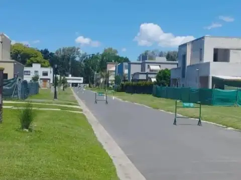 Terreno en Venta en Ingeniero Adolfo Sourdeaux, USD 130.000
