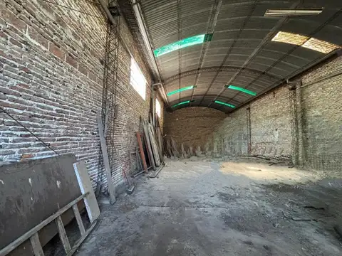 VENTA AMPLIO  GALPON 400 M2 BARRIO LAS HERAS