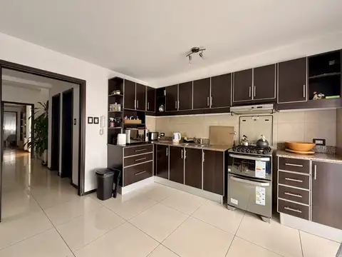 Departamento 8 ambientes con 2 baños